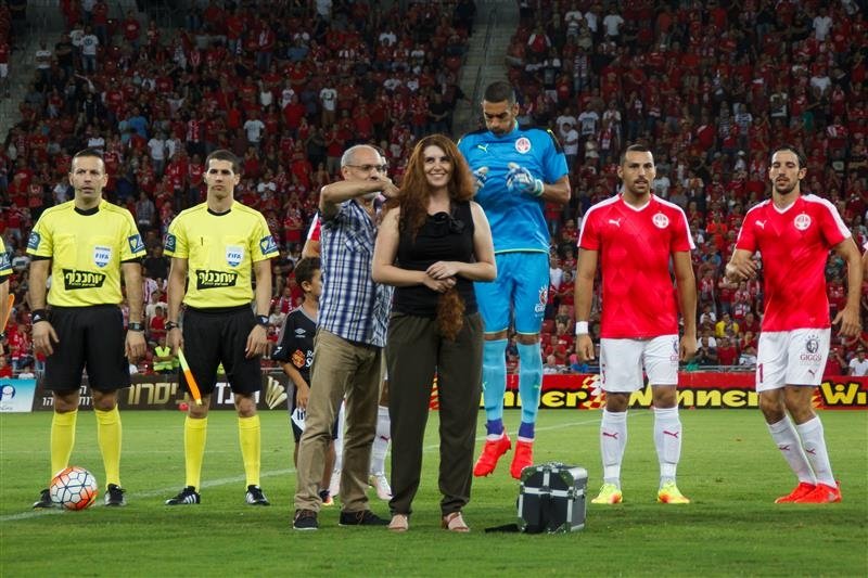 אלי בן זיקרי יו"ר עמותת פל"א גוזר לליאן גרוסברד את השיער בטרנר לעיני הצופים והשחקנים. צילום: זיו אורן