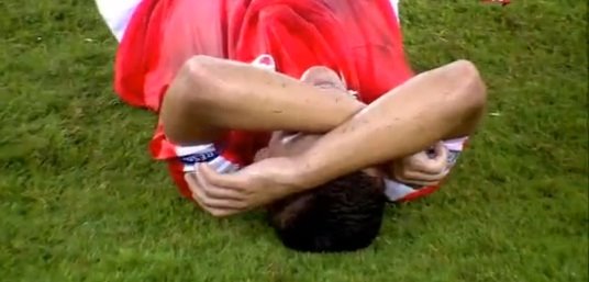 השחקנים נשכבו על הדשא באפיסת כוחות