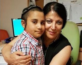 ד''ר לויטס מחבקת את שלום יונה, הצילה את חייו צילום דוברות סורוקה