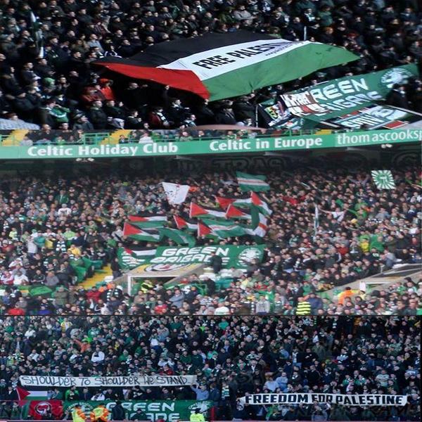 האוהדים של סלטיק מניפים דגלי פלסטין
