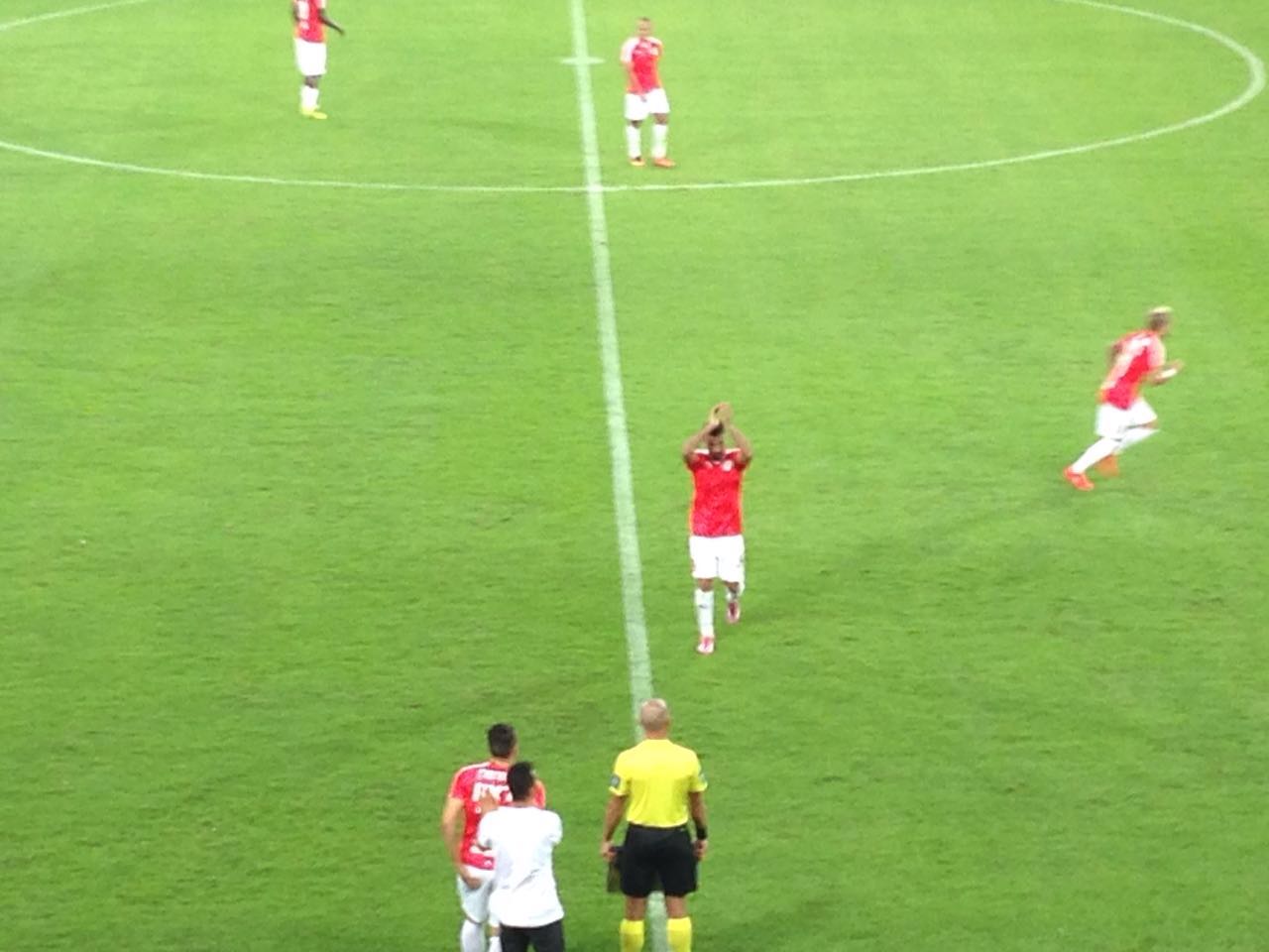 מיכאל אוחנה מודה לקהל לאחר הבכורה בבאר שבע