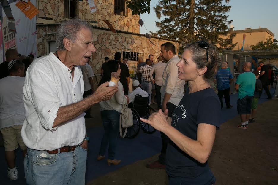 ישראל גודוביץ טועם גלידה באר שבע בפעם הראשונה (צילום דיאגו מיטלברג)