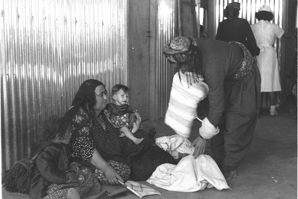 משפחות בעיראק אורזות לקראת העלייה ארצה 11.5.1951