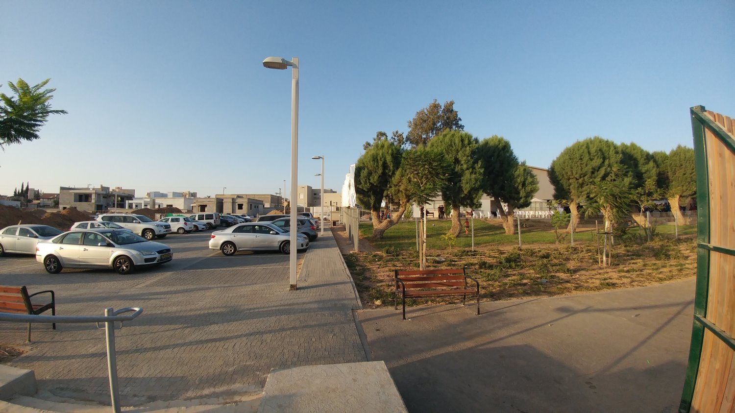 המתנס נבנה בלב השכונה בסמוך לבנייה חדשה