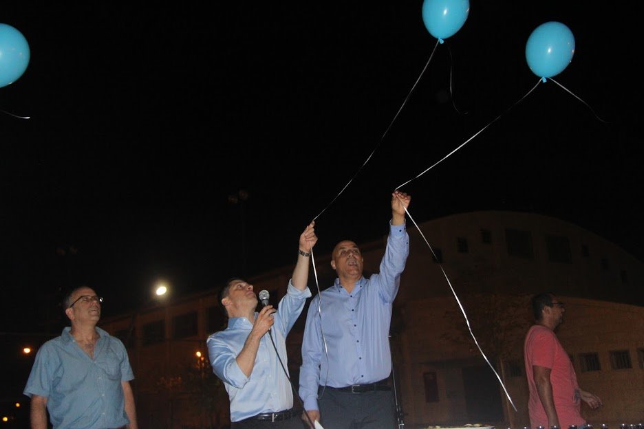 מפריחים בלונים לכבוד עשור לעוגן הקהילתי צילום ירון לוי