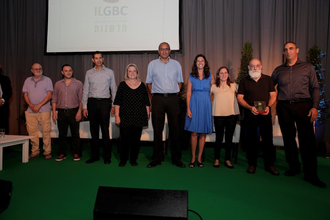 פרופ' יצחק מאיר (שני מימין) עם חברי הועד המנהל של המועצה הישראלית לבנייה ירוקה במעמד הענקת הפרס (צילום: המועצה הישראלית לבנייה ירוקה)פרופ' יצחק מאיר (שני מימין) עם חברי הועד המנהל של המועצה הישראלית לבנייה ירוקה במעמד הענקת הפרס (צילום: המועצה הישראלית לבנייה ירוקה)