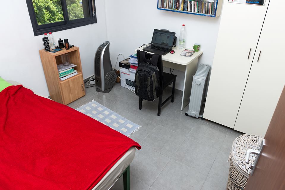חדר סטנדרטי לסטודנט - קטן ומרוהט באופן מינימלי (צילום: הפייסבוק)