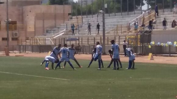 מכבי באר שבע מתחממים למשחק. צילום: באר שבע נט