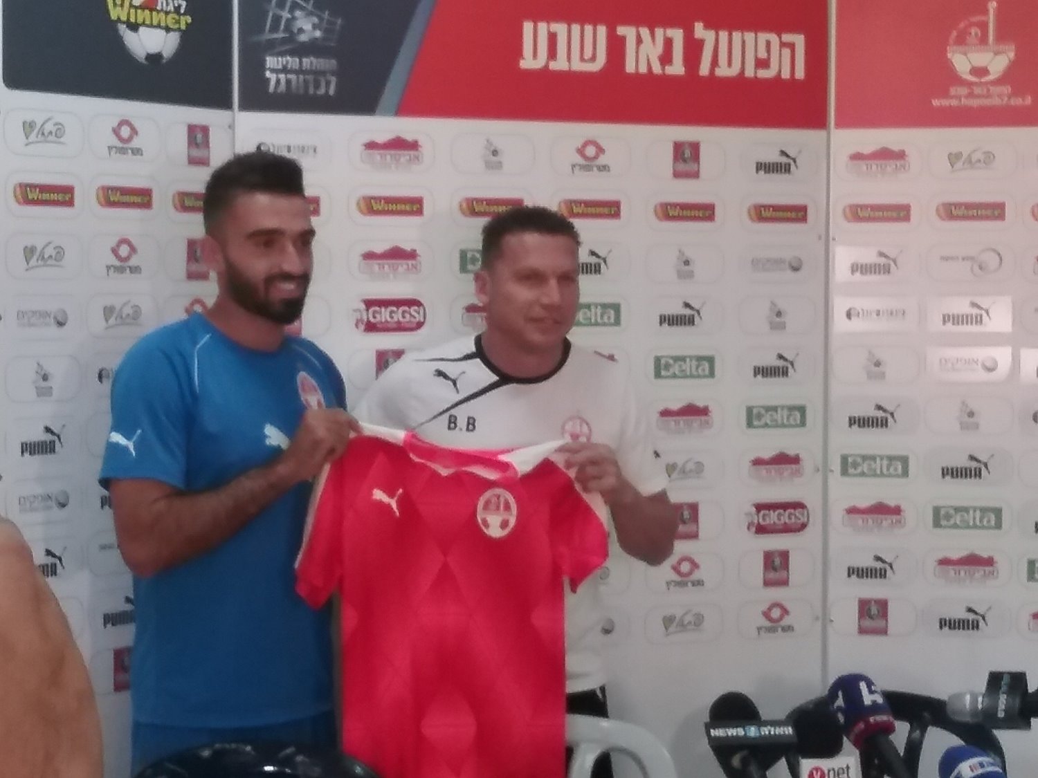 אוחנה מתגאה במדים האדומים החדשים יחד עם בכר