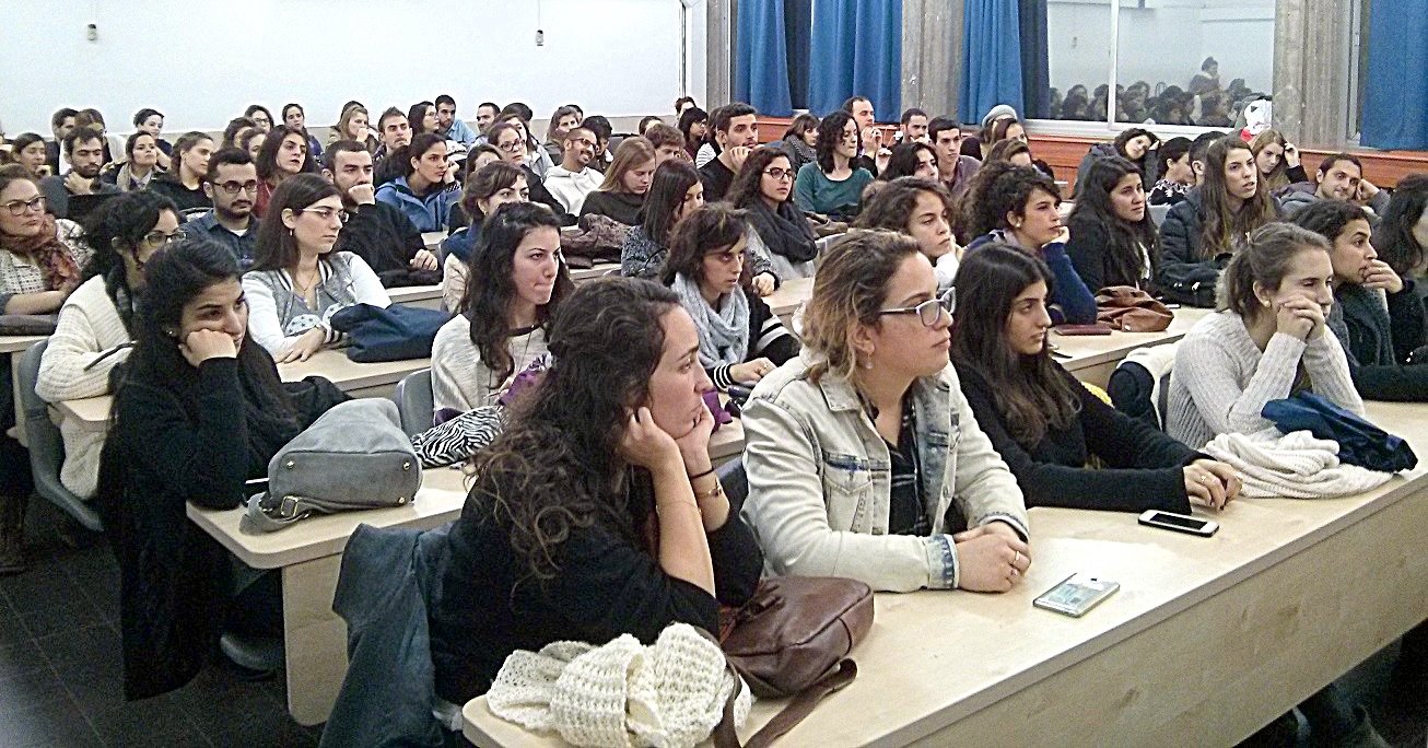 סטודנטים עוברים סדנאות שבועיות, העוסקות בסיפורי השואה מזוויות שונות