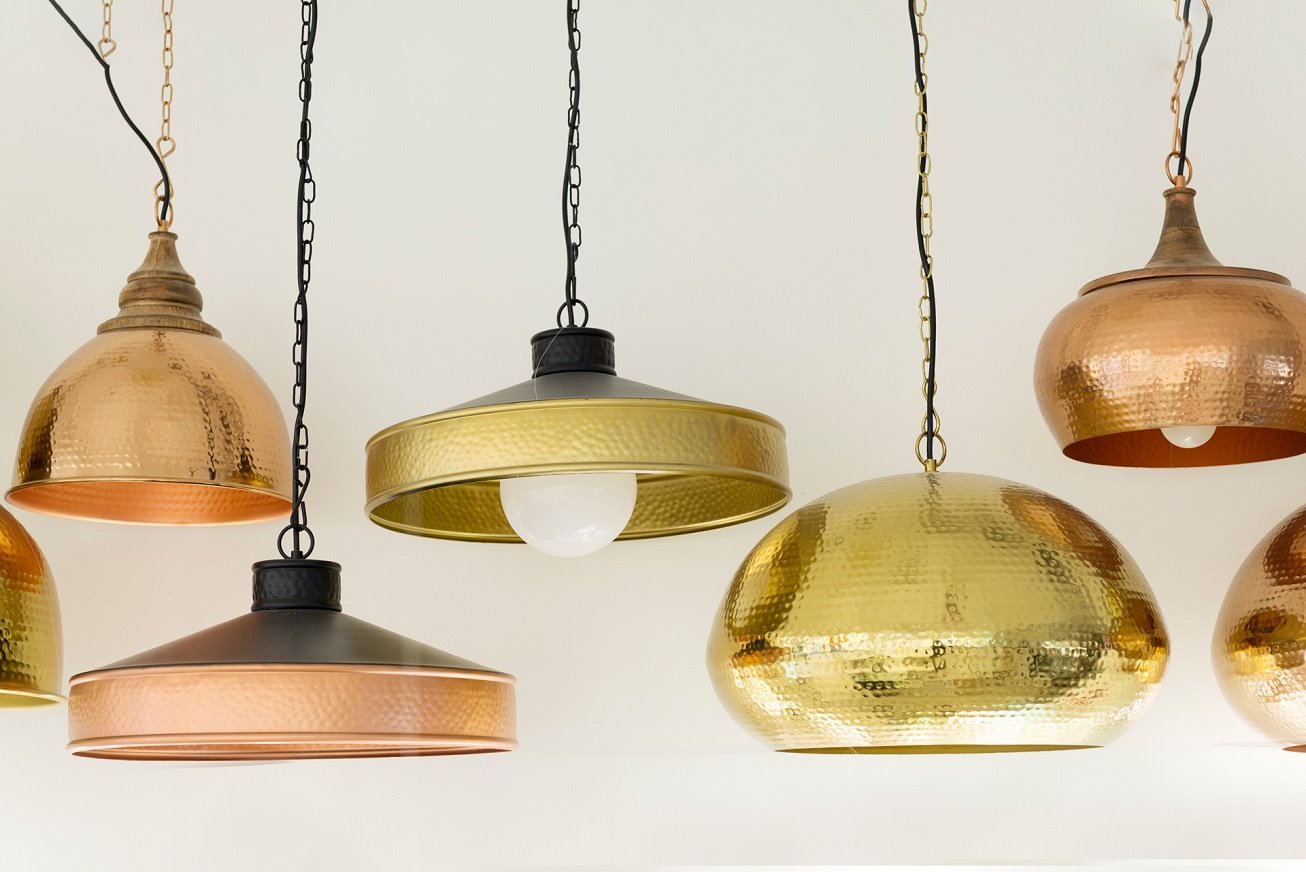 לוגו תאורה- עיצוב נחושתי. צילום: גדעון לוין