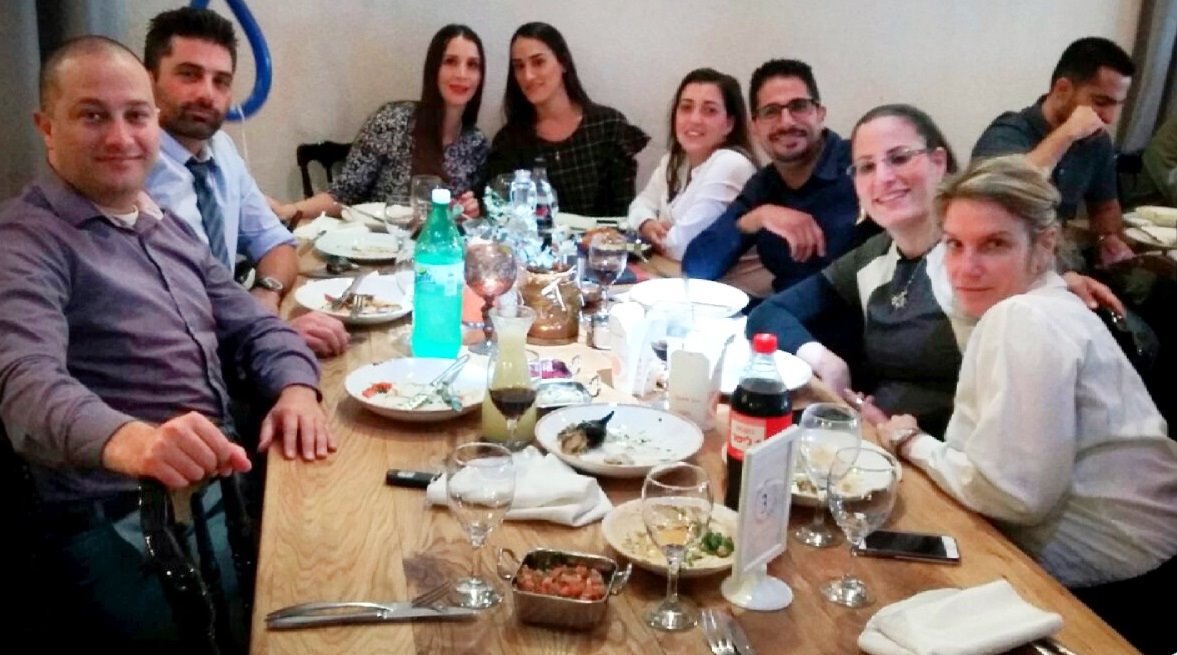 עובדי המשרד בברית לבן מנהלת הסניף בבאר שבע. קרדיט שחף ושות