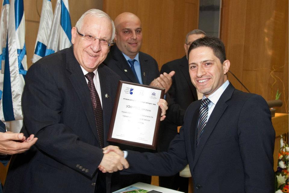 מקבל את פרס הכנסת לעיר המתנדבת בישראל ממי שלימים יהיה נשיא המדינה, רובי ריבלין