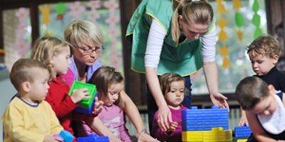 אם אחד הילדים לא הגיע לגן, הגננת תעדכן את ההורים במיידי כדי לוודא שלא נשכח ברכב. צילום- שאטרסטוק