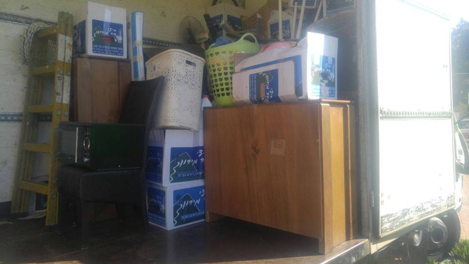 עמידר הגיעו והתחילו לזרוק החוצה את כל הדברים צילום פייסבוק יהונתן גולן