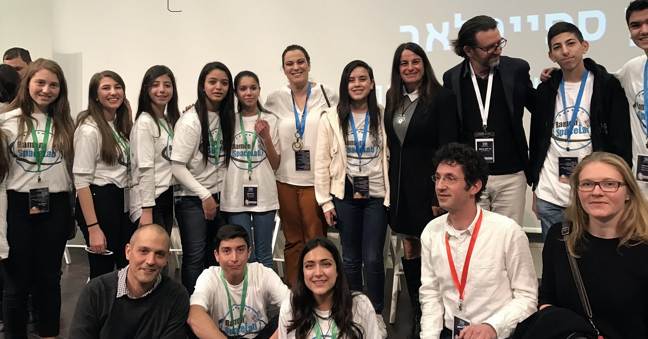 הילדים הזוכים והצוות המנחה אותם בתצלום קבוצתי.   צילום: יחסי ציבור