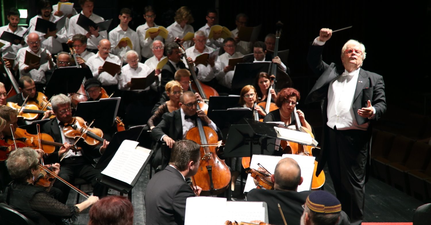 יוסטוס פרנץ מנצח קונצרט פתיחת העונה סינפונייטה. צילם דייגו מיטלברג