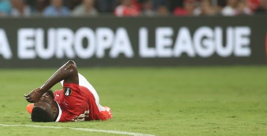 ג'ון אוגו פצוע על הדשא (רדאד ג'בארה, באדיבות one.co.il) ג'ון אוגו פצוע על הדשא (רדאד ג'בארה, באדיבות one.co.il)