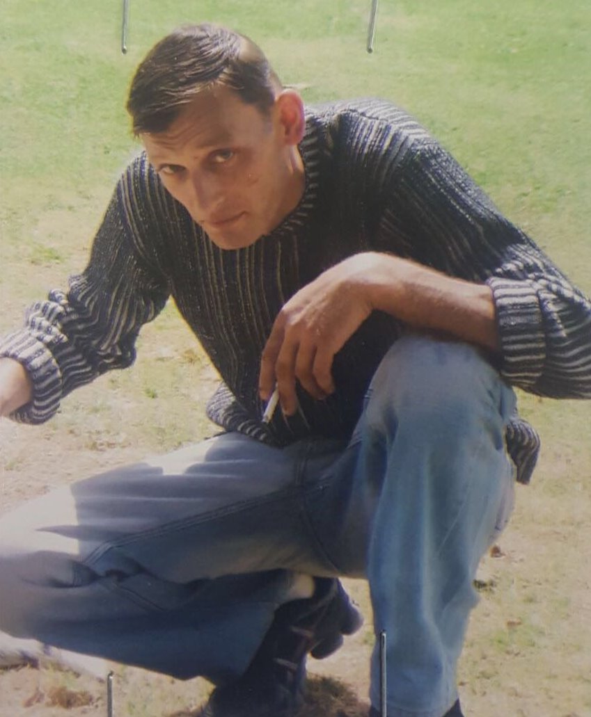 נראה לאחרונה לובש גינס כחול, חולצה לבנה ונעלי ספורט כחולים