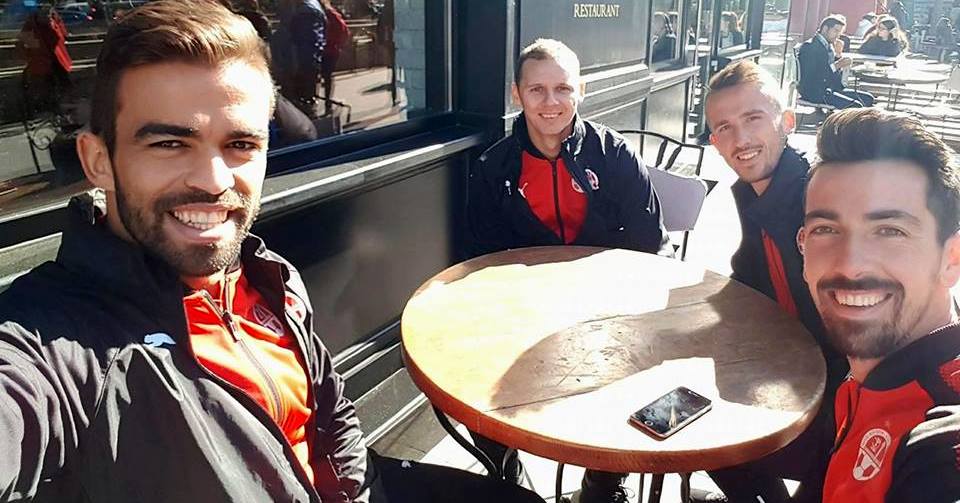 השחקנים הזרים בקפה של בוקר בבוקרשט. צילום: פייסבוק