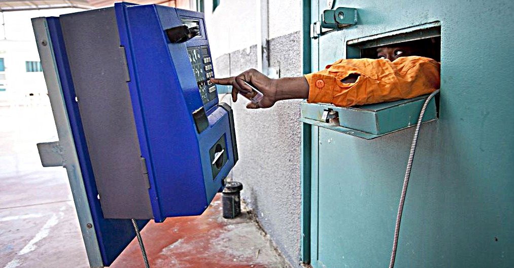 אסיר מטלפן (אילוסטרציה: משה שי, פלאש90)