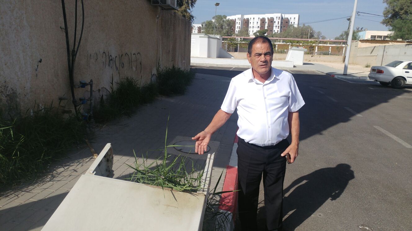 מכיר כל עזובה וכל מרצפת שבורה. חבר המועצה משה ינאי. צילום: שרון טל
