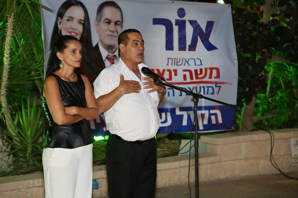 "אתמודד מול רוביק דנילוביץ'" - משה ינאי וחברת סיעתו יסמין סקס פרידמן. צילום מעמוד הפייסבוק של ינאי 