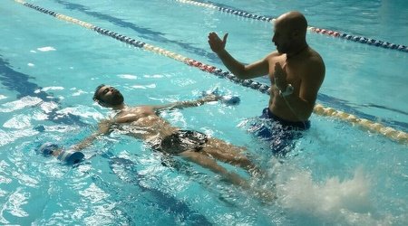 עושים פיזיותרפיה: דרור שמשון עובד עם ויטור בבריכה (הולמס פלייס באר שבע) עושים פיזיותרפיה: דרור שמשון עובד עם ויטור בבריכה (הולמס פלייס באר שבע)