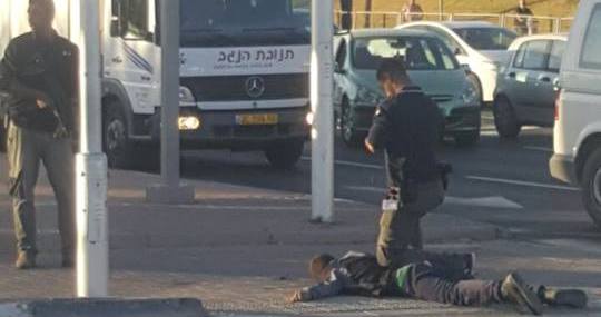 תמונת ארכיון: מאבטחי התחנה המרכזית מסכלים חשוד ב-18.5.2016