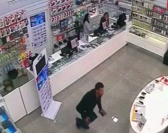 חטף את שני המכשירים ונמלט בריצה מהחנות. צילום מסך
