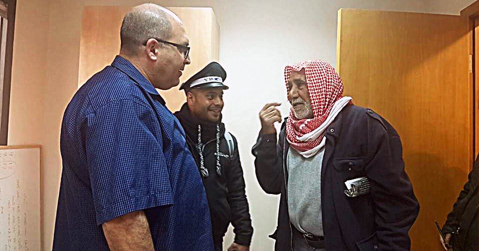 מימין לשמאל: הקשיש שקיבל את ארנקו בחזרה, הסדרן סהר גיגי ואורן רז מנהל מחלקת הבקרה