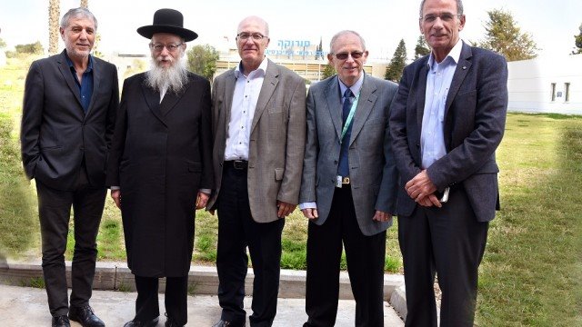 שר הבריאות (שני משמאל) במהלך ביקור ב"סורוקה" (צילום: משרד הבריאות)