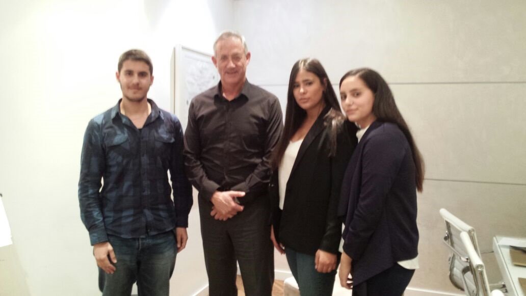 חושן אלוש, נוי וקנין, וסימיון מנוילנקו תלמידי מגמת תקשורת במקיף ג׳ ביחד עם בני גנץ