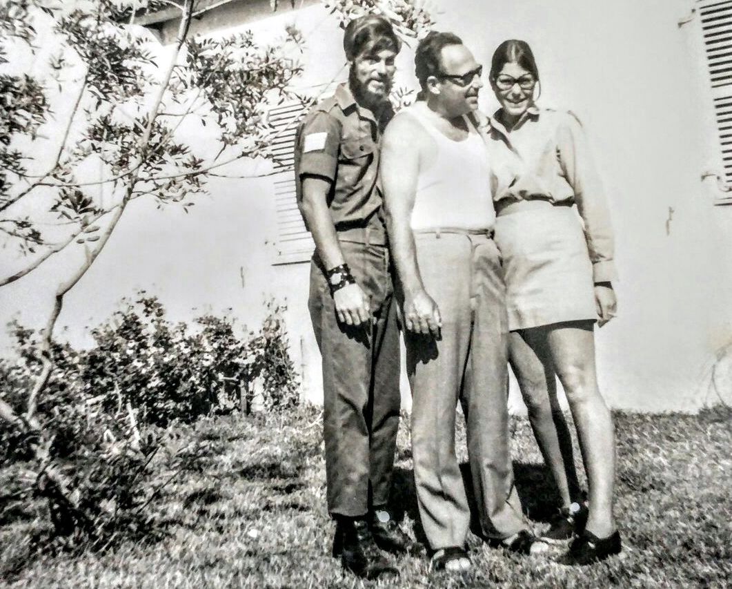 האב קובץ' עם שני ילדיו בימיהם כחיילים. צילום אלבום משפחתי