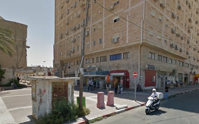 הוא תפס לי את היד וניסה למשוך אותי, קפאתי. מרכז גילת . צילום- גוגל מפות