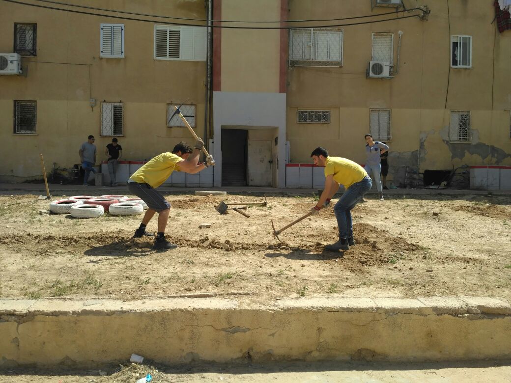 מכינים את השטח, היום ברחוב הכנסת. צילום- יובל צביאל