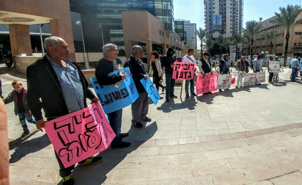 הסוחרים בהפגנה נוספת עם שלטים חריפים נגד ראש העיר. צילום: שרון טל