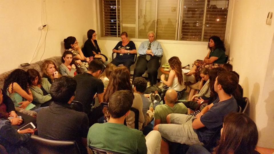 סטודנטים מארחים בזיכרון בסלון. צילום: זיכרון בסלון