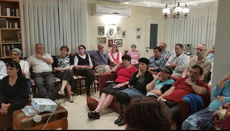 כל אחד מכם יכול לפתוח את ביתו ולארח במסגרת "זיכרון בסלון". צילום : אתר זיכרון בסלון 