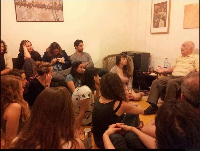 כל אחד מכם יכול לפתוח את ביתו ולארח במסגרת "זיכרון בסלון". צילום : אתר זיכרון בסלון  זיכרון בסלון: הזמן להקשיב לסיפורם של ניצולי השואה. צילום: אתר זיכרון בסלון