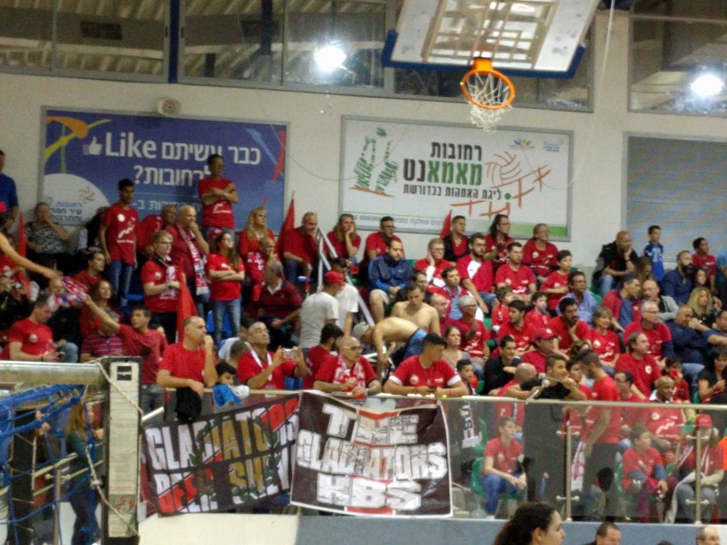 הקהל האדום ברחובות (צילום: הפועל באר שבע בני שמעון) הקהל האדום ברחובות (צילום: הפועל באר שבע בני שמעון)