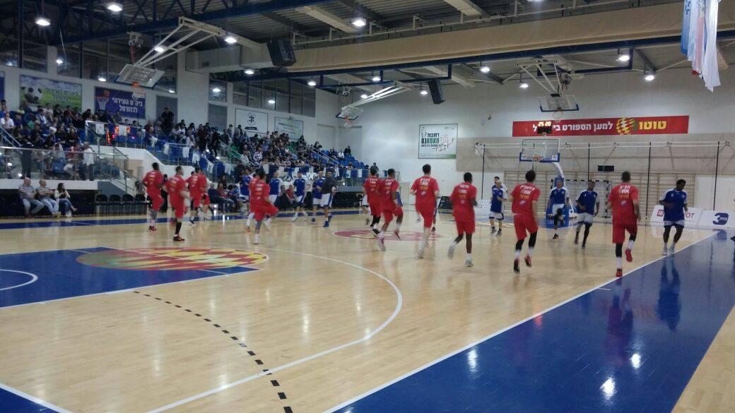 השחקנים על הפרקט ברחובות (צילום: הפועל באר שבע בני שמעון) השחקנים על הפרקט ברחובות (צילום: הפועל באר שבע בני שמעון)