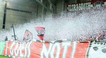 האוהדים בעוד מפגן מרשים שלהם (מרטין גוטדאמק one.co.il) האוהדים בעוד מפגן מרשים שלהם (מרטין גוטדאמק one.co.il)