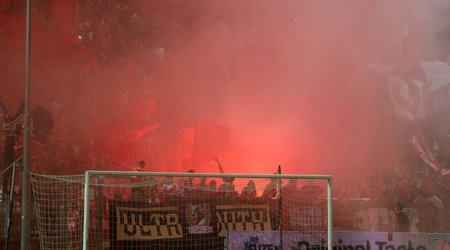 אוהדי הפועל באר שבע עם האבוקות בדוחא (עמית מצפה) אוהדי הפועל באר שבע עם האבוקות בדוחא (עמית מצפה)