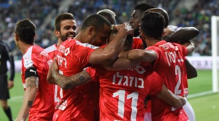 שחקני בש חוגגים (נעם מורנו one.co.il)