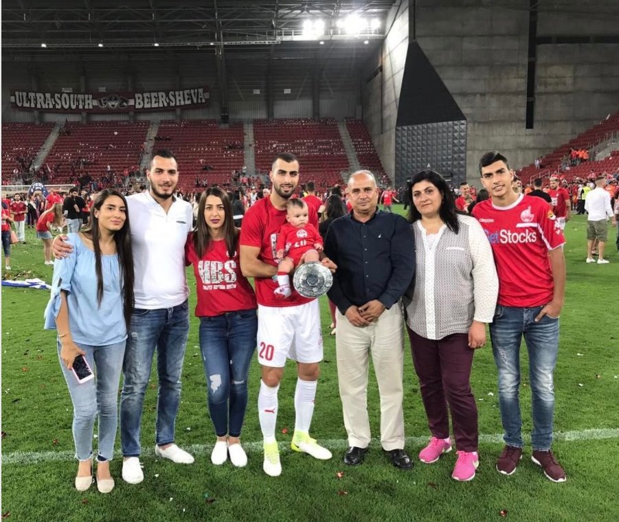 לואי טאהא עם הרכש החדש על הידיים