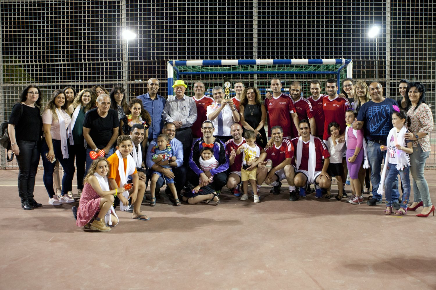 הקבוצה עם המשפחות והגביע. קרדיט מאיה לבקוביץ