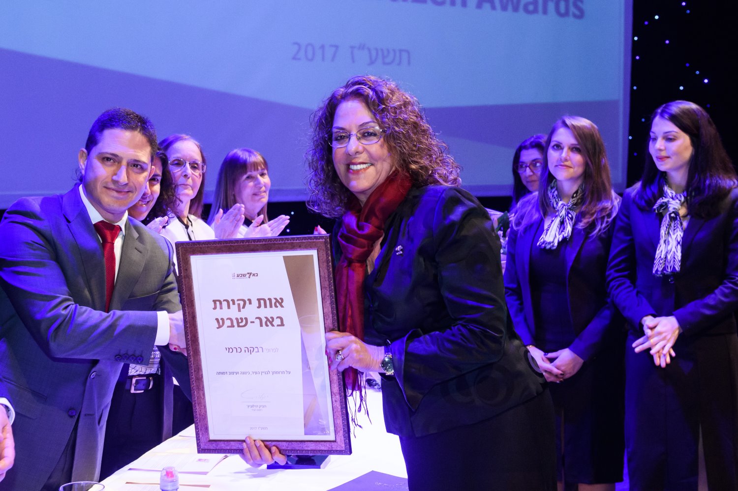 פרופ' רבקה כרמי מקבלת את אות יקירת העיר מידי רוביק דנילוביץ' - צילום דני מכליס