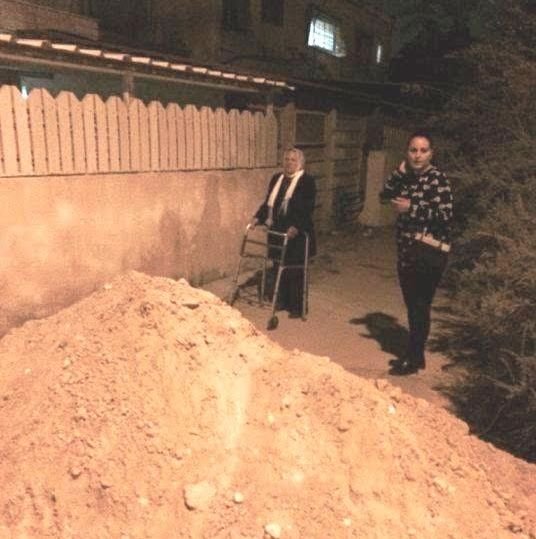 נפלה על האבנים ומאז נעזרת בהליכון. סבתה של אלמוג.