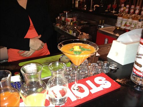 קוקטייל מרשים שהוכן בבר מאסטר